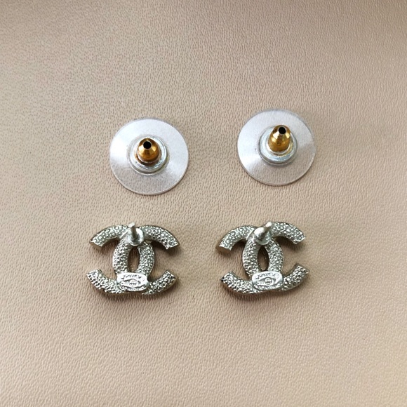‼️SOLD‼️ Gold Chanel CC Stud Earrings - Picture 5 of 5